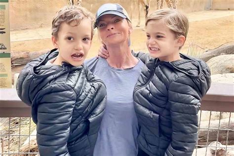 Jaime Pressly Plays Hooky for a Zoo Outing with Twin。